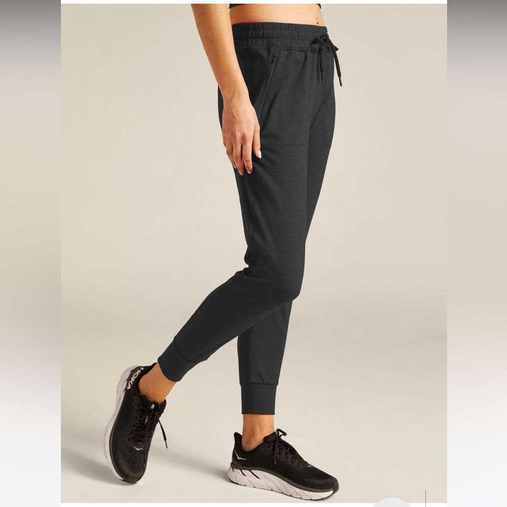 Beyond Yoga Heather Rib Street Jogger NWT